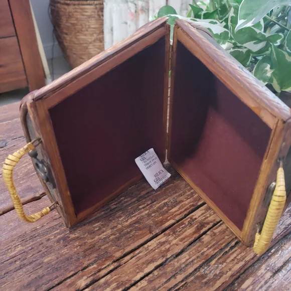 Vintage Floral Embossed Handbag Box - Picture 10 of 12